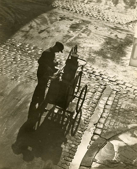 poboh:  Le Remouleur (The Knife Grinder), ca 1930, Fernand Triol. (Source： Vintage