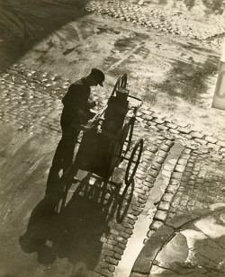 Poboh:  Le Remouleur (The Knife Grinder), Ca 1930, Fernand Triol. (Source： Vintage