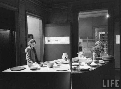 Exhibition of new home designs(Martha Holmes. 1947)