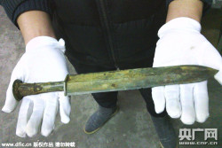 coolartefact:  A well-preserved bronze sword was unearthed in Zhoukou, Henan province, from a 2,000-year-old tomb along with other funeral objects. [900x600]Source: http://i.imgur.com/50n91wk.jpg