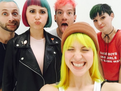 prollydun:twentyonered-duns:asluckyasus:yelyahwilliams: just some skittles hanging outso many colors