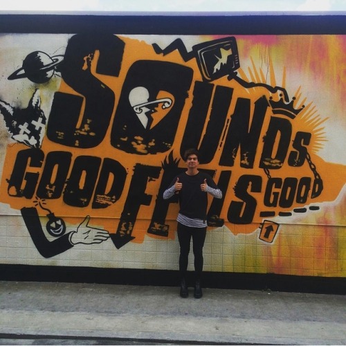 5soshqgallery: the boys with the Sounds Good Feels Good art work! ♡