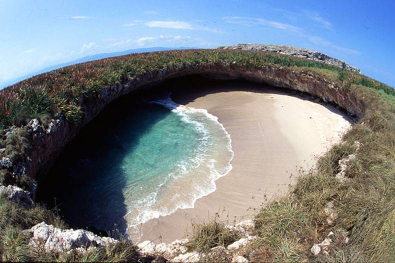 lunaduran:  atlasobscura:  Hidden Beach - Mexico A gaping hole in the surface of