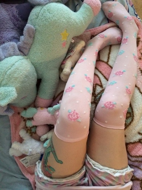 toooooo cute !!!!!! If anyone knows where to find these socks, pleease please please let me know !! 