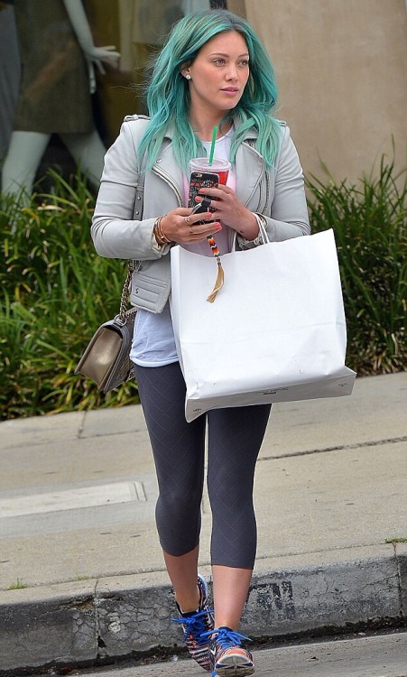 marimopet: popculturediedin2009: 3/18 Hilary Duff out shopping in Los Angeles. YAS !