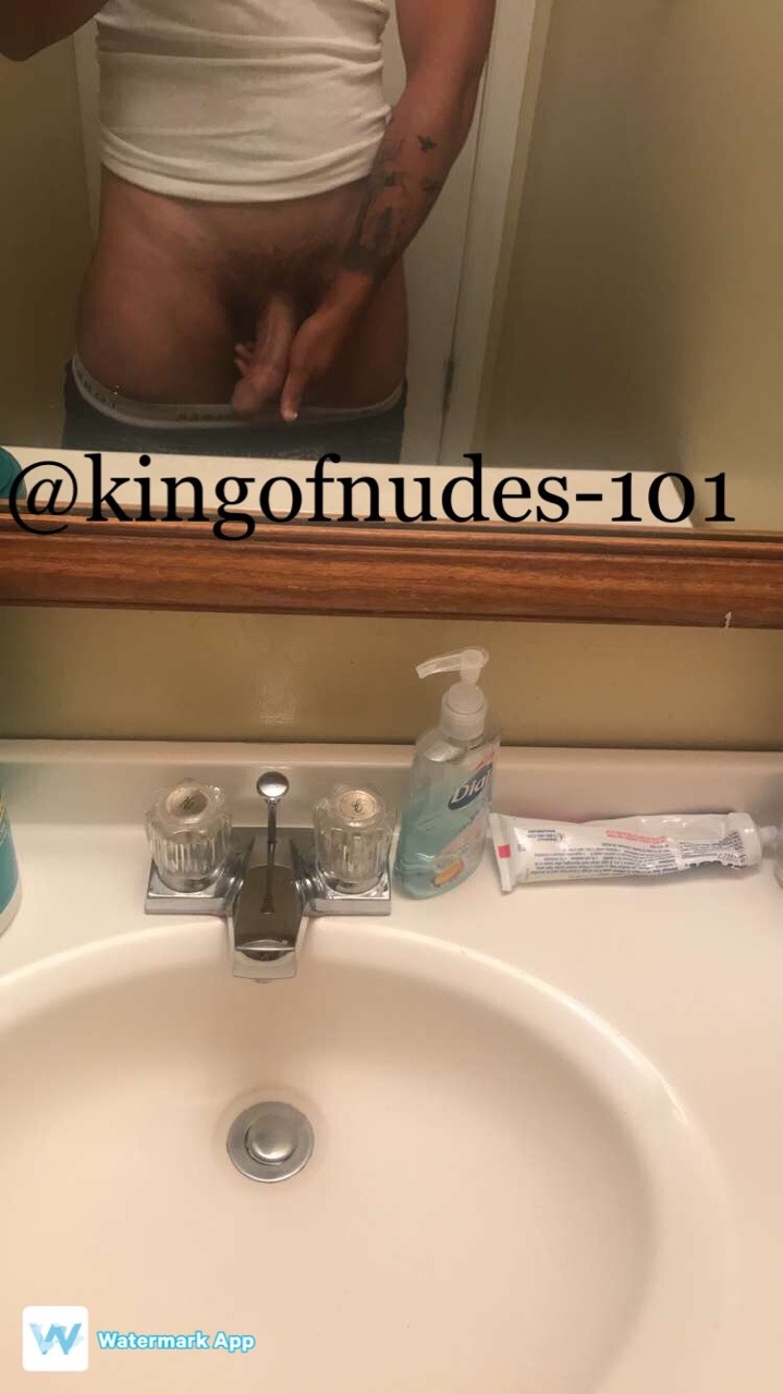 kingofnudes10001:  KIK OR EMAIL ME IF YOUR INTERESTED IN BUYING PICS AND VIDEOS OF