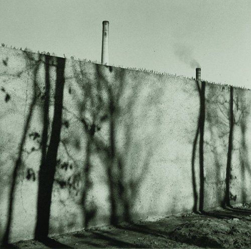 lapetitecole:Zeď továrny, 1940 Jan Lukas