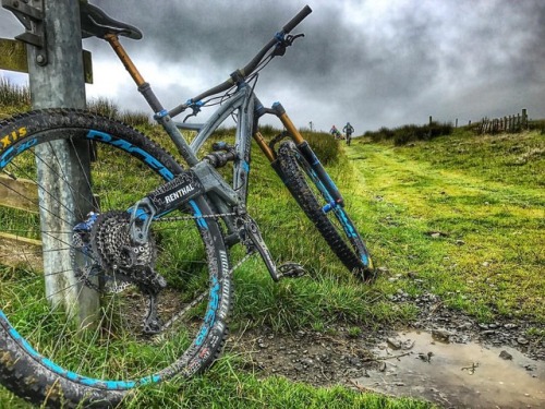 mtbcymru: Trail rides will never be the same again @orangebikes #stage5 #itjustworks #madeinbritain 