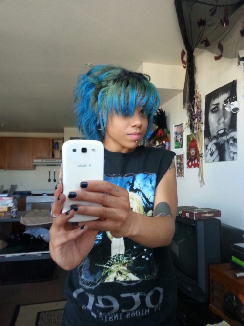 jessicreep:  My hair is doing it’s own thing…fuck it 