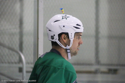 qalchenyuk:shattered-lens-photography:Jamie Benn   9.9.16who stuck a damn hubble bubble in his helme