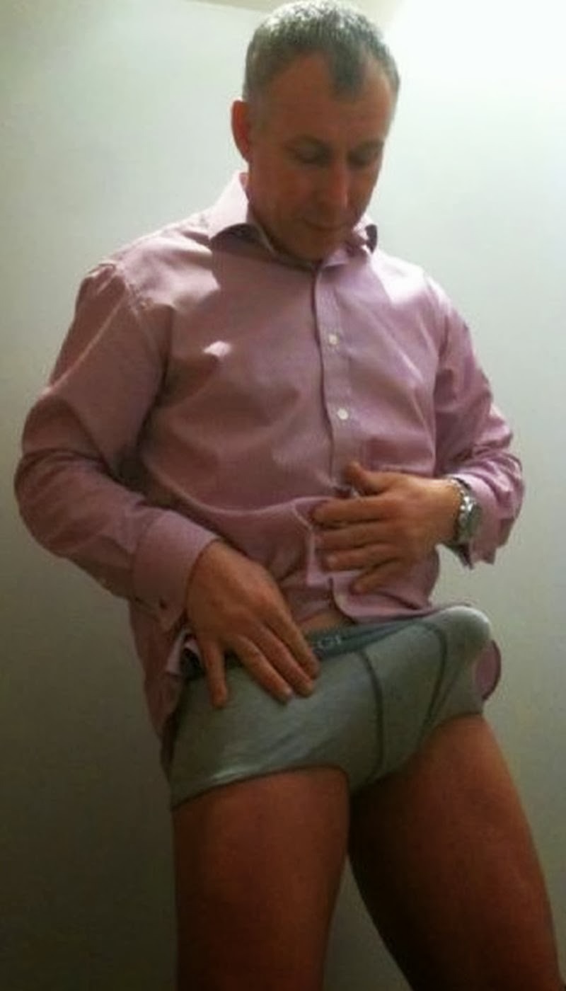 daddydawgs:  think daddy knows the power he has over his little boy when he walks