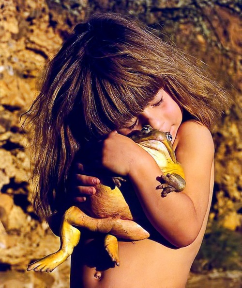 A real-life jungle book story!  Tippi Degré grew up riding a five-ton elephant whom she called ‘my b