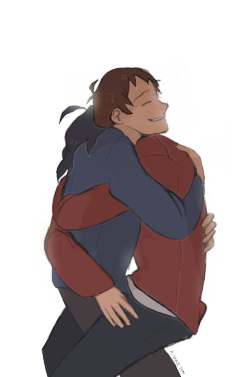 alienspaceson:  Lance + 4 hugsThe chin on shoulder hug, hug from behind, koala hug, and the PIDGE-YOU’RE-SO-TINY-LEMME-AT-IT-hug. 