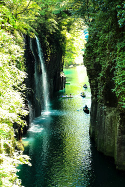 vacants:  waterfall (by iwakawa73)