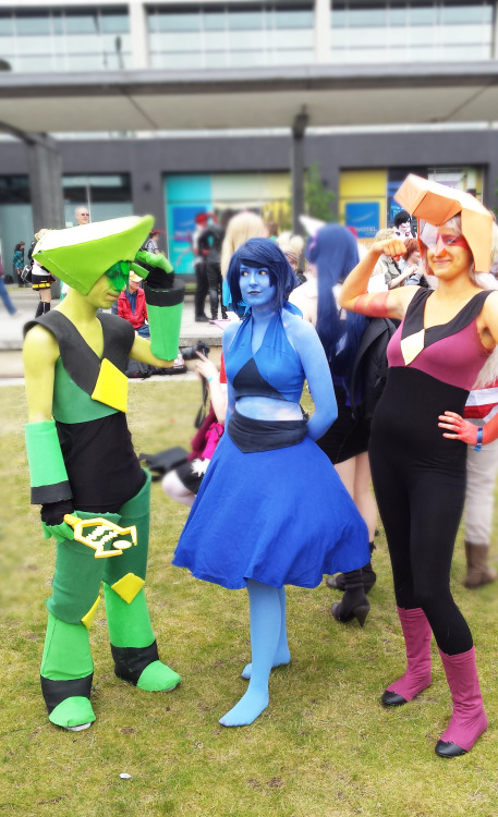 whatjamesdrawws:Steven Universe Cosplayers- MCMLapis- glitterglobe Peridot- ambinerdtrous Jasper- ?P