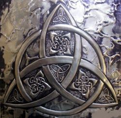 fuckyeahitchywitch:  Triquetra 