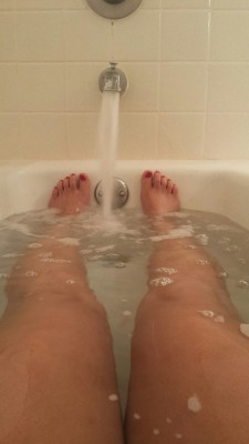 mylilredd:  Bathtime I played and now the bubbles are gone! !!!!!!  Love those toes