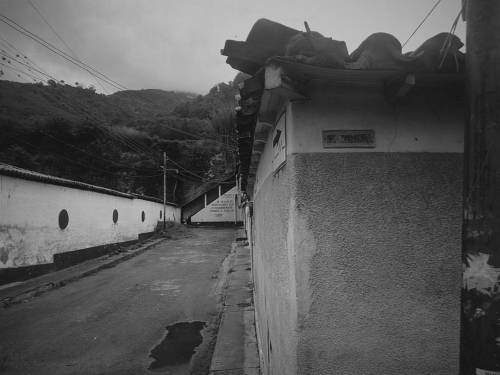 loboparfire: Corner#sky #skyporn #clouds #cloudporn #mountain #town #mist #paramo #andes #blackandwh