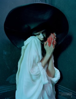 lesbeehive:Agyness Deyn by Tim Walker for