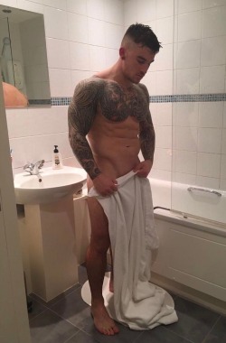 boys-muscles-cocks:  If you like muscle men and naked dudes ! Follow : Http://boys-muscles-cocks.tumblr.com . Happy New Sexy year !