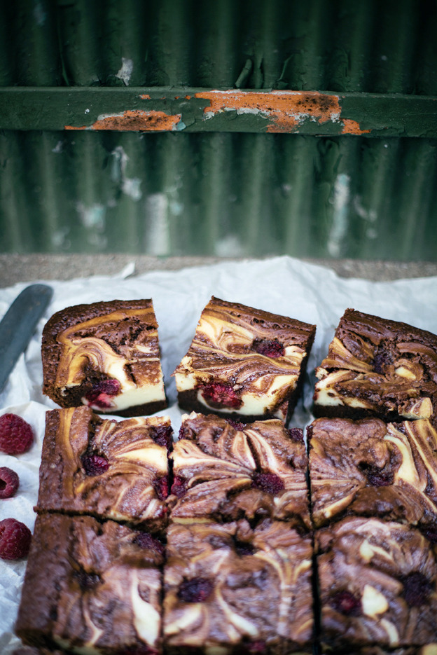 sweetoothgirl:RASPBERRY CHEESECAKE BROWNIE  