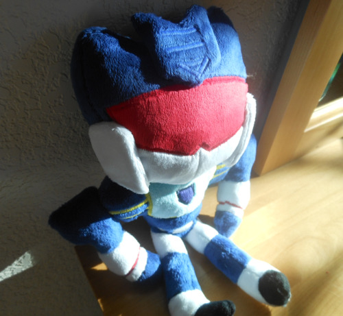 lampfaced:  Now that he’s made it to his new home, I can put up pictures of this guy! This is a Soundwave plushie I made for my good friend madamglacia, patterned after the style that the amazing mazzlebee uses for her TF plushies - which I got permission