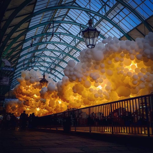 enochliew: Hearbeat by Charles Pétillon Made from 100,000 balloons with gently pulsating ligh