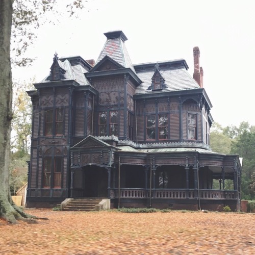 victorianexteriors: I screamed & had my husband turn the car around so I could get a picture of 