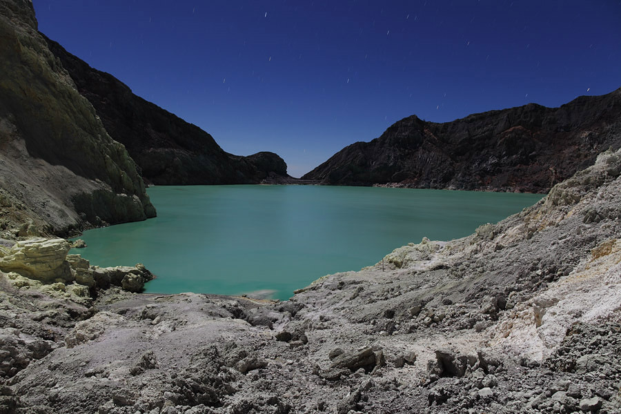 arpeggia:  Kawah Ijen, Indonesia“Kawah Ijen is one of several volcanoes located