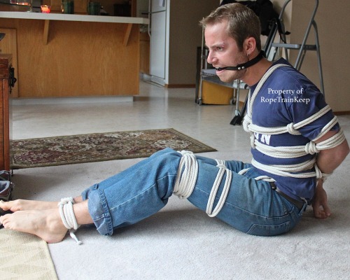 ropetrainkeep: I forgot to edit myself when tying this boy up… I just kept going and going.  