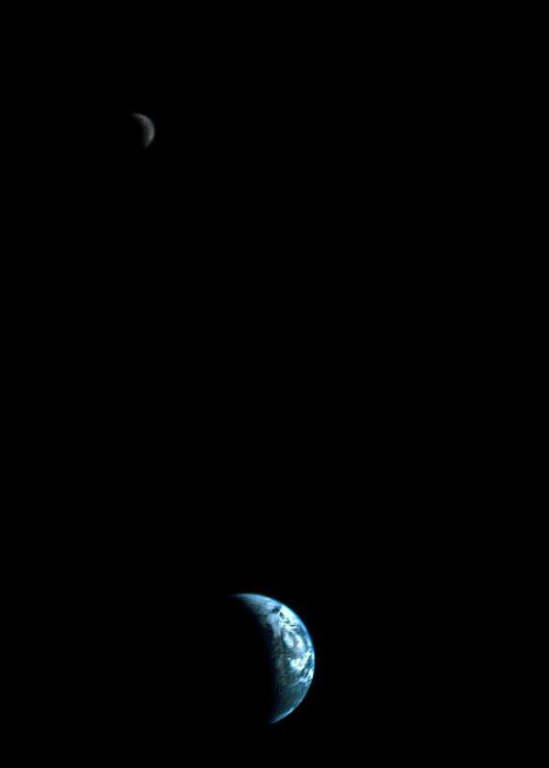 without-ado: First shot of Earth and the Moon in one frame in 1977 l Voyager 1