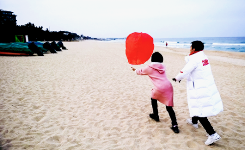 fyeahchinesepairs: Sui Wenjing &amp; Han Cong visit the beach in Gangneung, South Korea, after compe