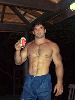 musclehunkymen:  Casual muscle at his sexiest finest!
