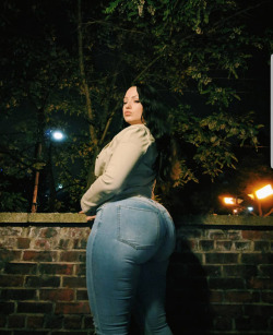 pawgworship2:  Mega ass in those jeans!