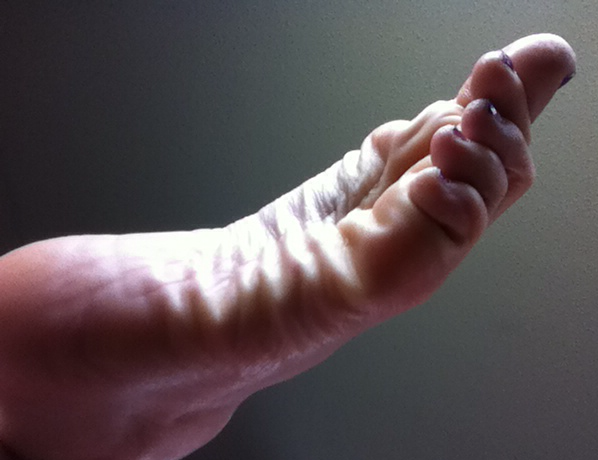 kissabletoes:  Who wants to soak my perfect soles in their cum? 💦💦👣