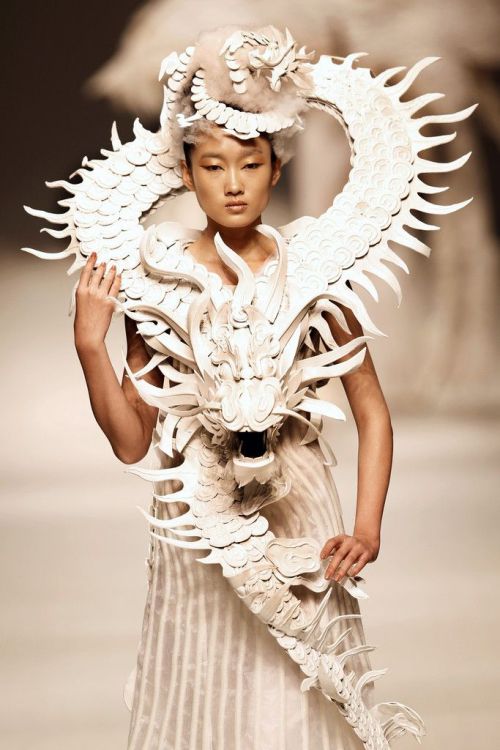 asiansnotstudying: lotrfashion: Smaug inspired dress - XuMing “Chinese couturier XuMing 许茗 sho