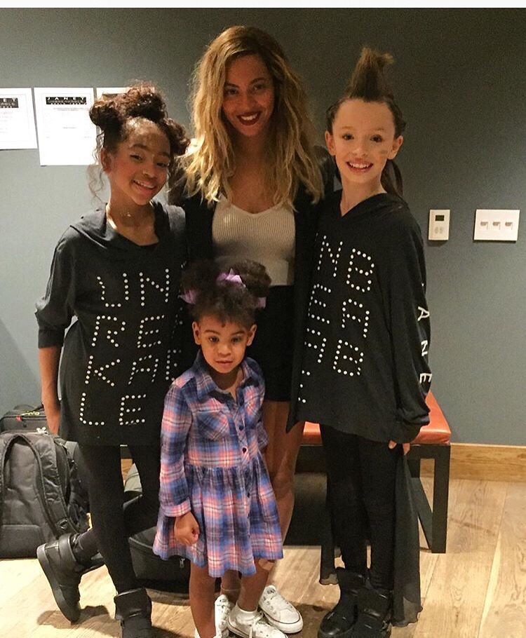 hovnationdotcom:  Beyonce and blue ivy backstage at Janet Jackson concert hovnation.com
