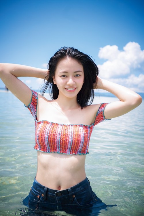 carudamon119: 山本舞香のファースト写真集「サニー／ムーン」3月12日