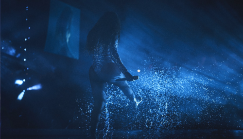 yonceisthequeen:  Beyoncé performing in Raleigh, CA during a thunderstorm.