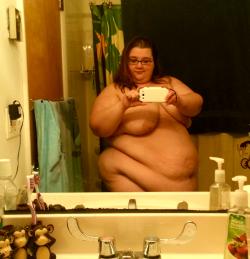 fatandhot:  princsscupycake:  Full body.  full body indeed!  that’s a slice of perfection right there, and LOVE that massive belly!  (not to mention that sweet monkey toothbrush caddy.)  thanks for sharing!