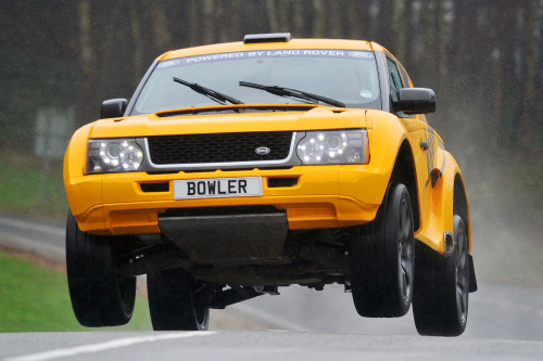 carsthatnevermadeitetc:Bowler Nemesis EXR, 2009. A racing version of the first generation Range Rover Sport