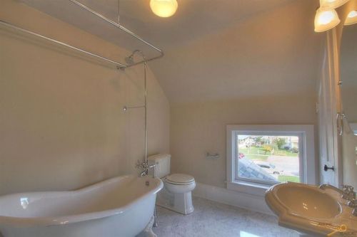 themarinerscutlass: valkyrie-actual: househunting: $300,000/3 br/3290 sq ft Rapid City, SD built in