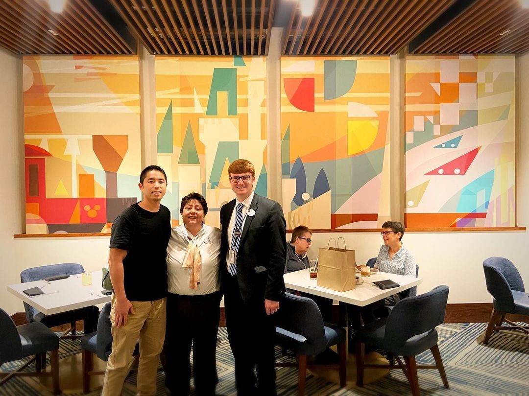 Finally got to the the art pieces I did in person for #steakhouse71 at #contemporaryresort @waltdisneyworld #steakhouse71 thanks again for having us and the amazing lunch
#disney #mural #disneyworld #joeychou #artistsoninstagram @disney (at...