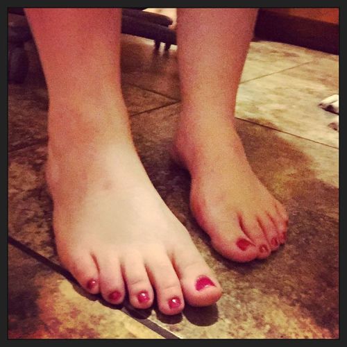 musings-of-a-hanamal: Painted my toes red! #red #cute #feet #toes #gamer #femalegamer #littlefeet
