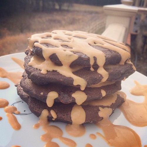 fitpositively:  Peanut Butter Cup Protein Pancakes!! They were so good and so healthy! Recipe: 1/3 cup oats 1/3 cup flour (any) 2 scoops chocolate protein powder 1 tsp baking powder 1 packet stevia ½ Tbsp cocoa powder ½ Tbsp agave 2 Tbsp