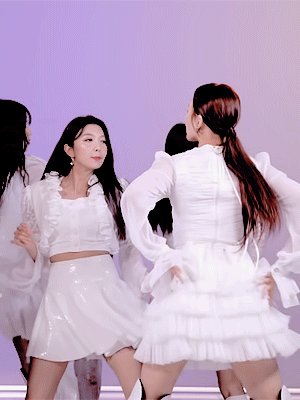 thenightvisitor:SIYEON &amp; DAMI + being cute during relay dance