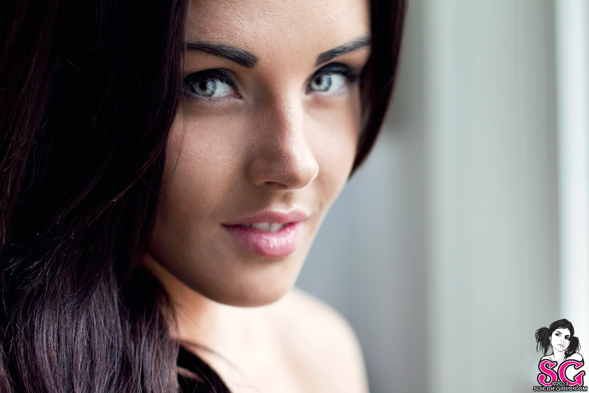 nakedandobserved:  Lauren Houldsworth -  @laurenmode - aka Lauren Suicide