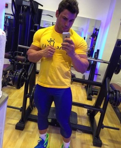 spandex-drives-me-wild:  #hunk