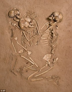 sixpenceee:  A tiny woman and two children were laid to rest on a bed of flowers 5,000 years ago in what is now the barren Sahara Desert. Their skeletons were found 5000 years later with the arms of the children still extended to the woman in an embrace.