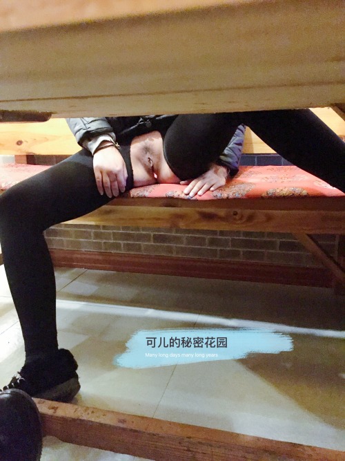 yinqi123: 天气好冷 新买的开裆裤第一次穿出门 外加带着跳蛋 刚出门淫水就已经止不住的流 吃火锅的时候腿一直分开着 上菜的小哥好像看到了 总在我身边转来转去 好想勾引他到厕所 让主人和他一起干